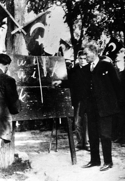 Atatürk publicznie naucza nowego alfabetu (1928 rok)